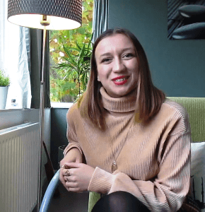 Meral Güner bij Enik voor peer support in Turkije