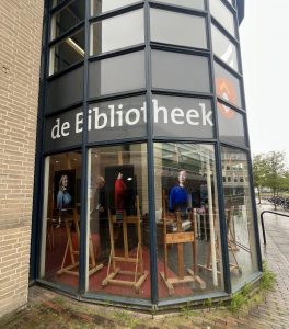 Expositie EN IK BEN NIET ALLEEN te zien in Bibliotheek Houten-Centrum
