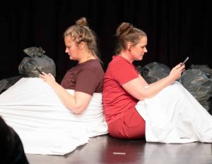 Theatervoorstelling ‘Genoeg’ bij Podium Enik: “Wanneer ben je nou genoeg, gewoon genoeg?”
