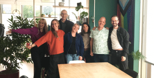 Internationale inspiratie over de vloer bij Enik Recovery College
